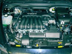Zu sehen ist der Motorraum des Volvo C30 2,5 L 125 KW mit einer Autogasanlage